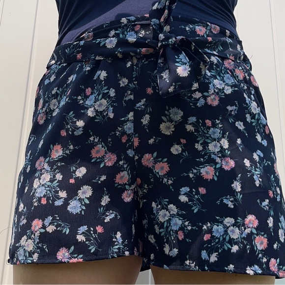 Copper key navy floral shorts! size is medium; like new condition never worn. - Picture 2 of 4